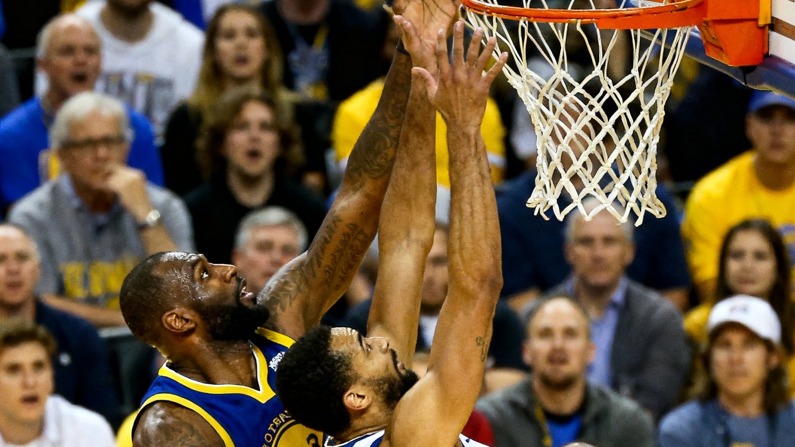 NBA总决赛赛场上的激烈对抗画面，球员在篮下争夺篮板球，全场观众屏息凝神关注比赛走向